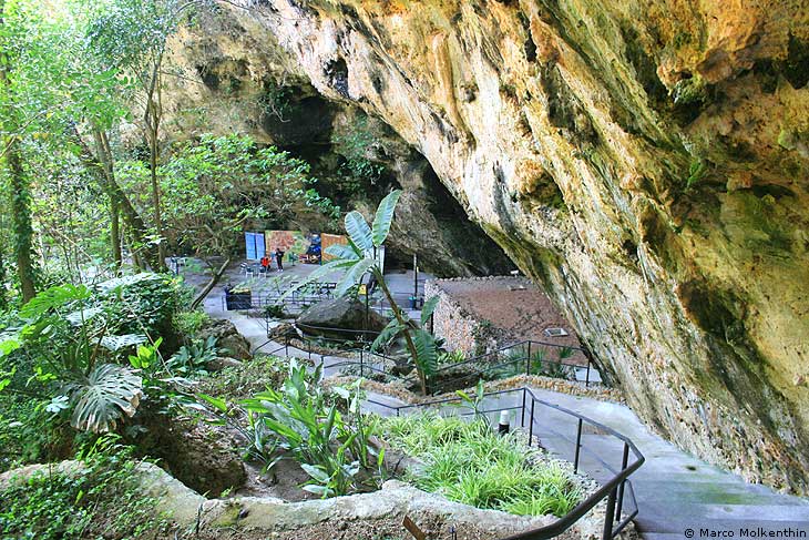 Eingang zu den Tropfsteinhöhlen